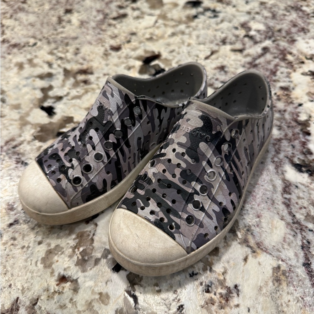 Native Shoes Kids Camo Gray Slip-On Sneakers Size C10